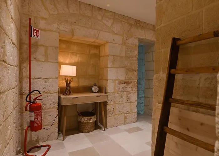 Palazzo Momi בארי